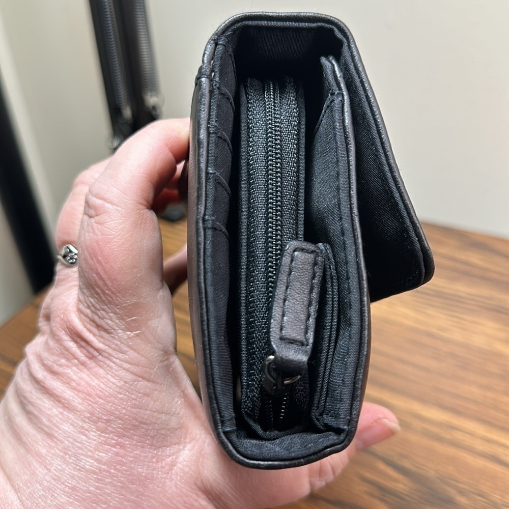 Liz‎ Clairborne Large Black PVC Wallet in Good Condition - Picture 8 of 9